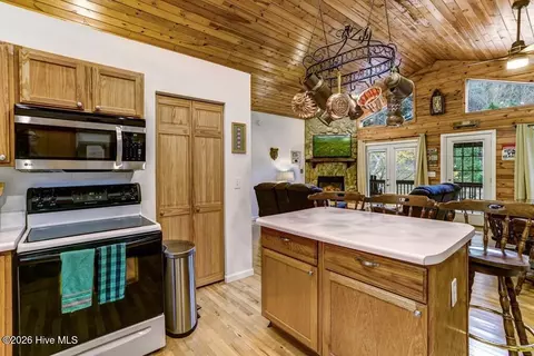 Kitchen - 2197 Die Bend Rd, Murphy, NC 28906 photo 2 of 5