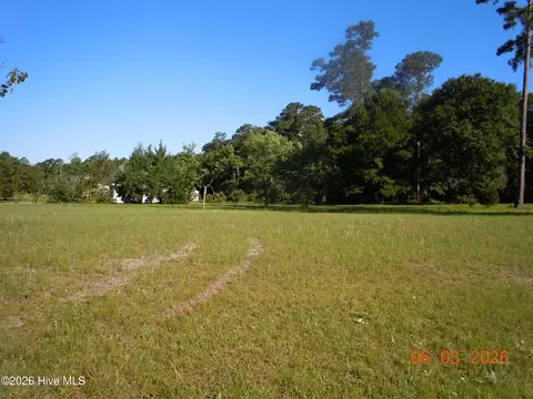 24 Willow Dr, Tabor City, NC 28463