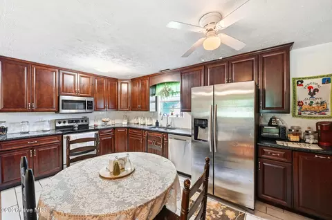 Kitchen - 3984 Beattys Bridge Rd, Atkinson, NC 28421 photo 2 of 3