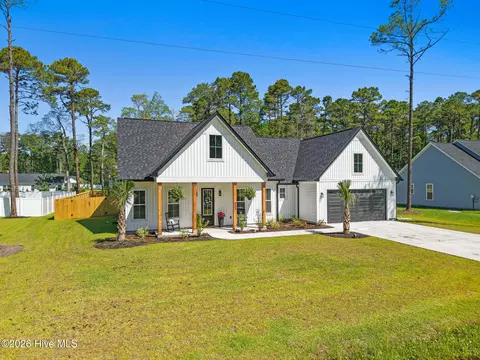333 Pineknoll Dr NW, Calabash, NC 28467