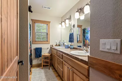 Bath - 1070 Burger Rd, Murphy, NC 28906 photo 3 of 4