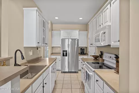 Kitchen - 130 Azalea Dr, Hampstead, NC 28443 photo 2 of 2