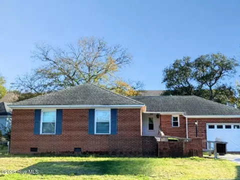 511 W St George St, Southport, NC 28461