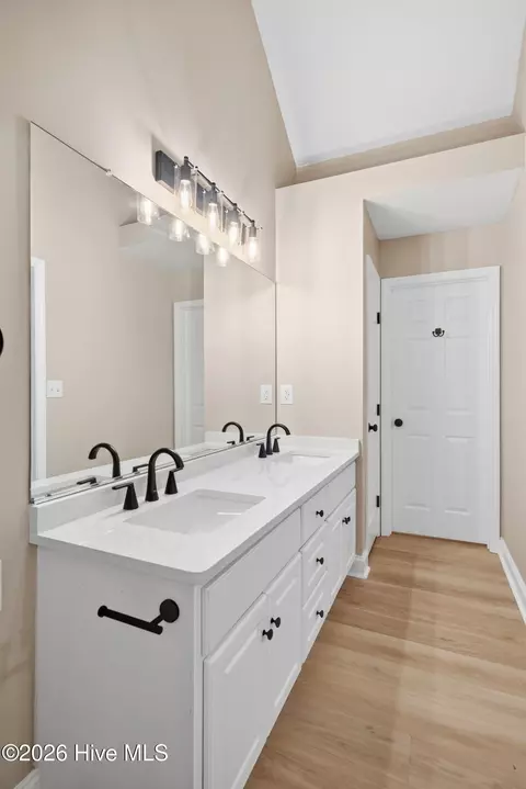 Bath - 542 Laniers Way, Evans, GA 30809 photo 1 of 10