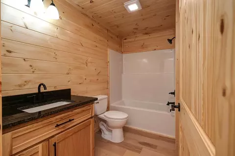 Bath - 54 Hawthorne Ln, Murphy, NC 28906 photo 1 of 3