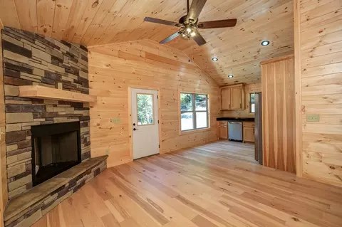 Living - 54 Hawthorne Ln, Murphy, NC 28906 photo 2 of 6
