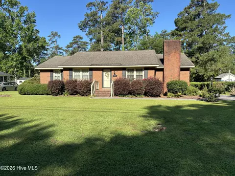 415 S Mcneil St, Burgaw, NC 28425