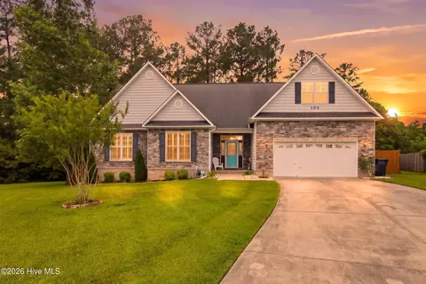 102 Kingswood Ct, Jacksonville, NC 28546