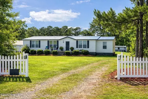 108 Lee Ct, Peletier, NC 28584