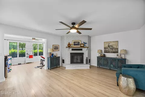 Living - 303 Long Leaf Dr, Hampstead, NC 28443 photo 2 of 2