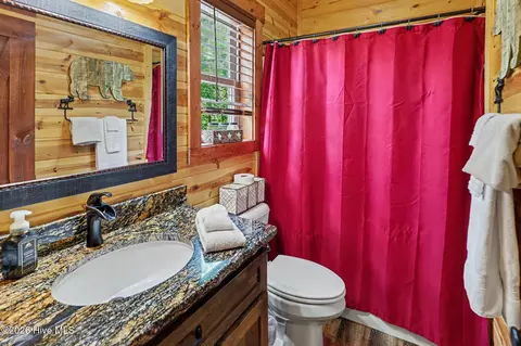 Bath - 195 Grant Dr, Murphy, NC 28906 photo 5 of 6