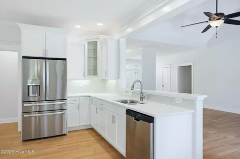 Kitchen - 23 Stonegate Cir, Hampstead, NC 28443 photo 4 of 9