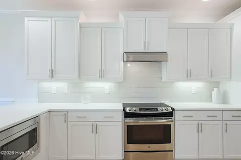 Kitchen - 23 Stonegate Cir, Hampstead, NC 28443 photo 7 of 9