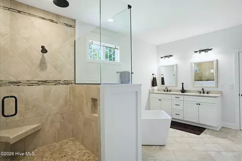 Bath - 23 Stonegate Cir, Hampstead, NC 28443 photo 4 of 7