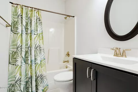 Bath - 23 Stonegate Cir, Hampstead, NC 28443 photo 6 of 7