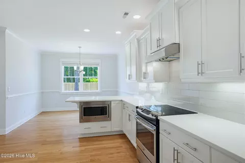 Kitchen - 23 Stonegate Cir, Hampstead, NC 28443 photo 8 of 9