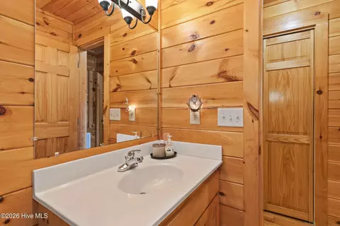 Bath - 383 Hy Cobb Dr, Murphy, NC 28906 photo 2 of 7
