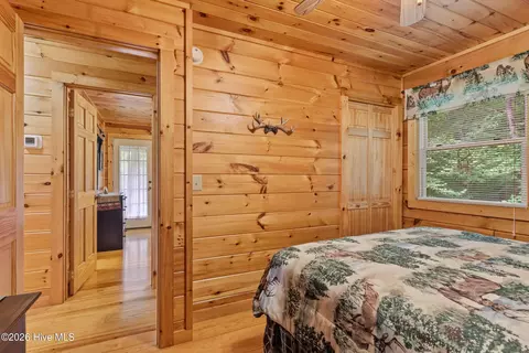 Bedroom - 383 Hy Cobb Dr, Murphy, NC 28906 photo 4 of 12