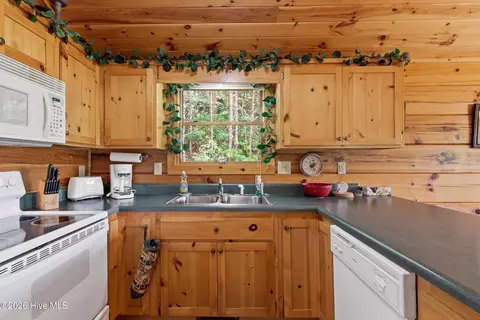 Kitchen - 383 Hy Cobb Dr, Murphy, NC 28906 photo 3 of 4