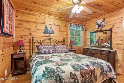 Bedroom - 383 Hy Cobb Dr, Murphy, NC 28906 photo 2 of 12