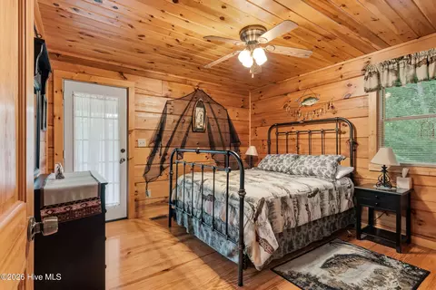 Bedroom - 383 Hy Cobb Dr, Murphy, NC 28906 photo 5 of 12