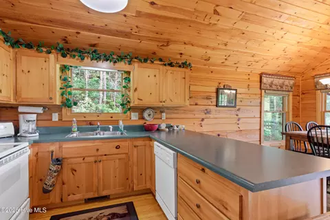 Kitchen - 383 Hy Cobb Dr, Murphy, NC 28906 photo 2 of 4