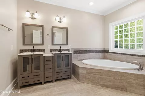 Bath - 516 Long Point Rd, Chocowinity, NC 27817 photo 3 of 5