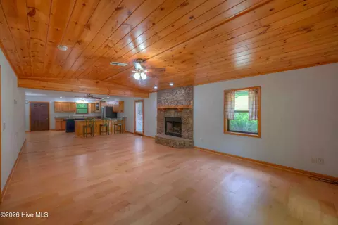 Living - 815 Rockridge Rd, Murphy, NC 28906 photo 2 of 5