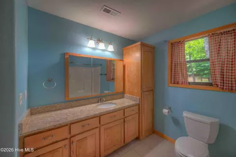 Bath - 815 Rockridge Rd, Murphy, NC 28906 photo 2 of 3