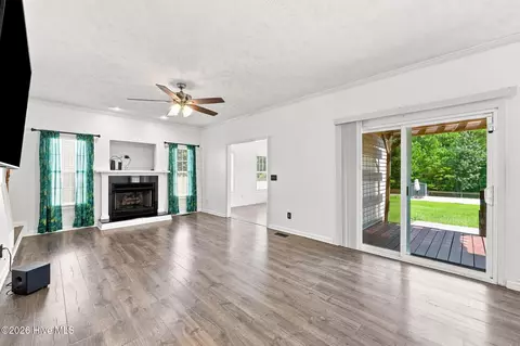 Living - 209 Middle Ridge Dr, Hubert, NC 28539 photo 2 of 3