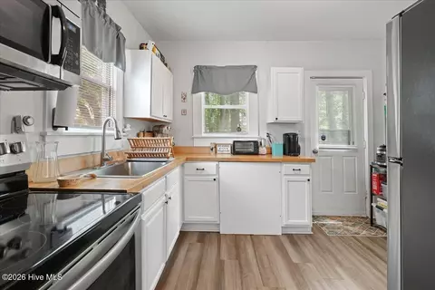 Kitchen - 919 West St, Smithfield, NC 27577 photo 5 of 6