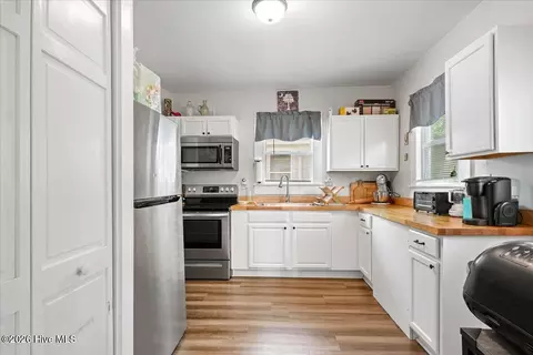Kitchen - 919 West St, Smithfield, NC 27577 photo 4 of 6