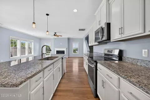 Kitchen - 52 Violetear Rdg, Hampstead, NC 28443 photo 3 of 4