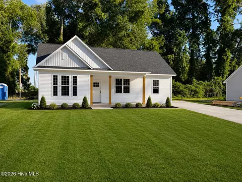 105 W Westbrook St, Wallace, NC 28466