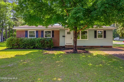 317 N Wright St, Raeford, NC 28376