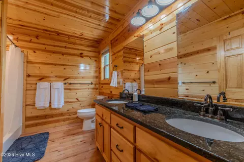 Bath - 122 Woodcrest Dr, Murphy, NC 28906 photo 2 of 3