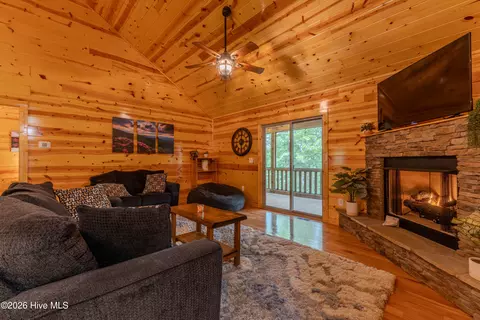 Living - 122 Woodcrest Dr, Murphy, NC 28906 photo 3 of 3