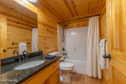 Bath - 122 Woodcrest Dr, Murphy, NC 28906 photo 1 of 3