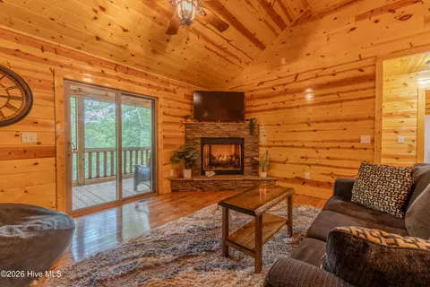 Living - 122 Woodcrest Dr, Murphy, NC 28906 photo 2 of 3