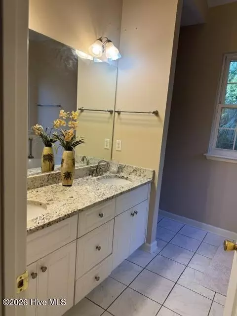 Bath - 636 Surrey Ln, Martinez, GA 30907 photo 1 of 6