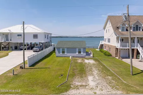 201 Riverside Dr, Sneads Ferry, NC 28460
