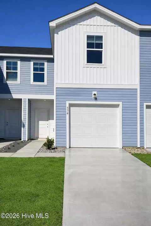 581 Sandy Hollow Dr, Jacksonville, NC 28540