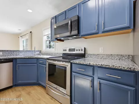 Kitchen - 128 Van Riggs Rd, Hubert, NC 28539 photo 3 of 4