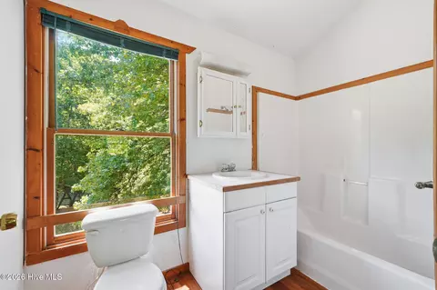 Bath - 562 Sunny Ln, Marble, NC 28905 photo 6 of 7