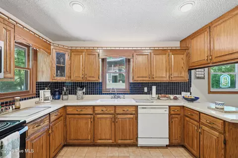 Kitchen - 562 Sunny Ln, Marble, NC 28905 photo 5 of 8