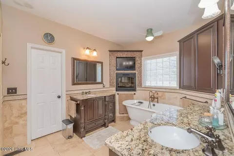Bath - 1364 Waterston Dr, Evans, GA 30809 photo 2 of 10
