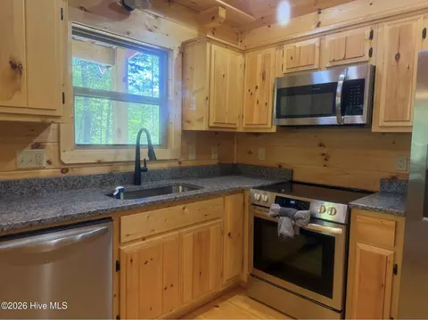 Kitchen - 200 Bentley Cv, Murphy, NC 28906 photo 2 of 2