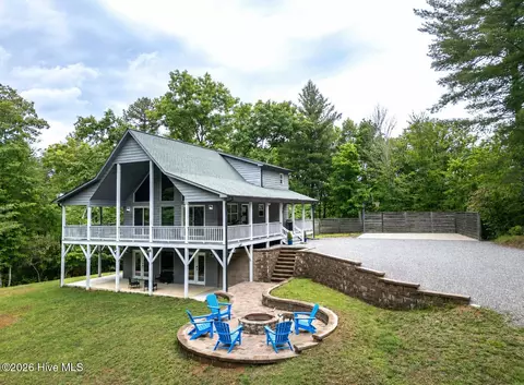 135 Heritage Trl, Brasstown, NC 28902