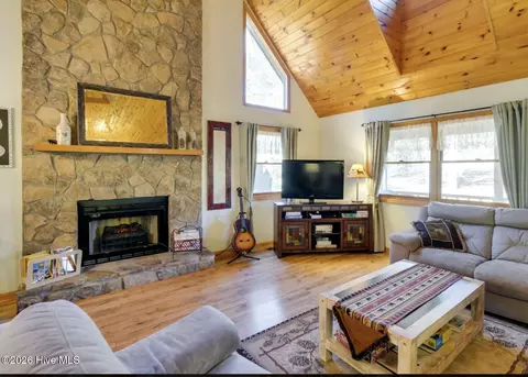 Living - 725 Country Ln, Murphy, NC 28906 photo 4 of 4