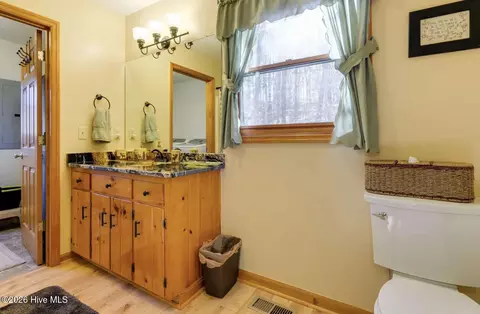 Bath - 725 Country Ln, Murphy, NC 28906 photo 1 of 2
